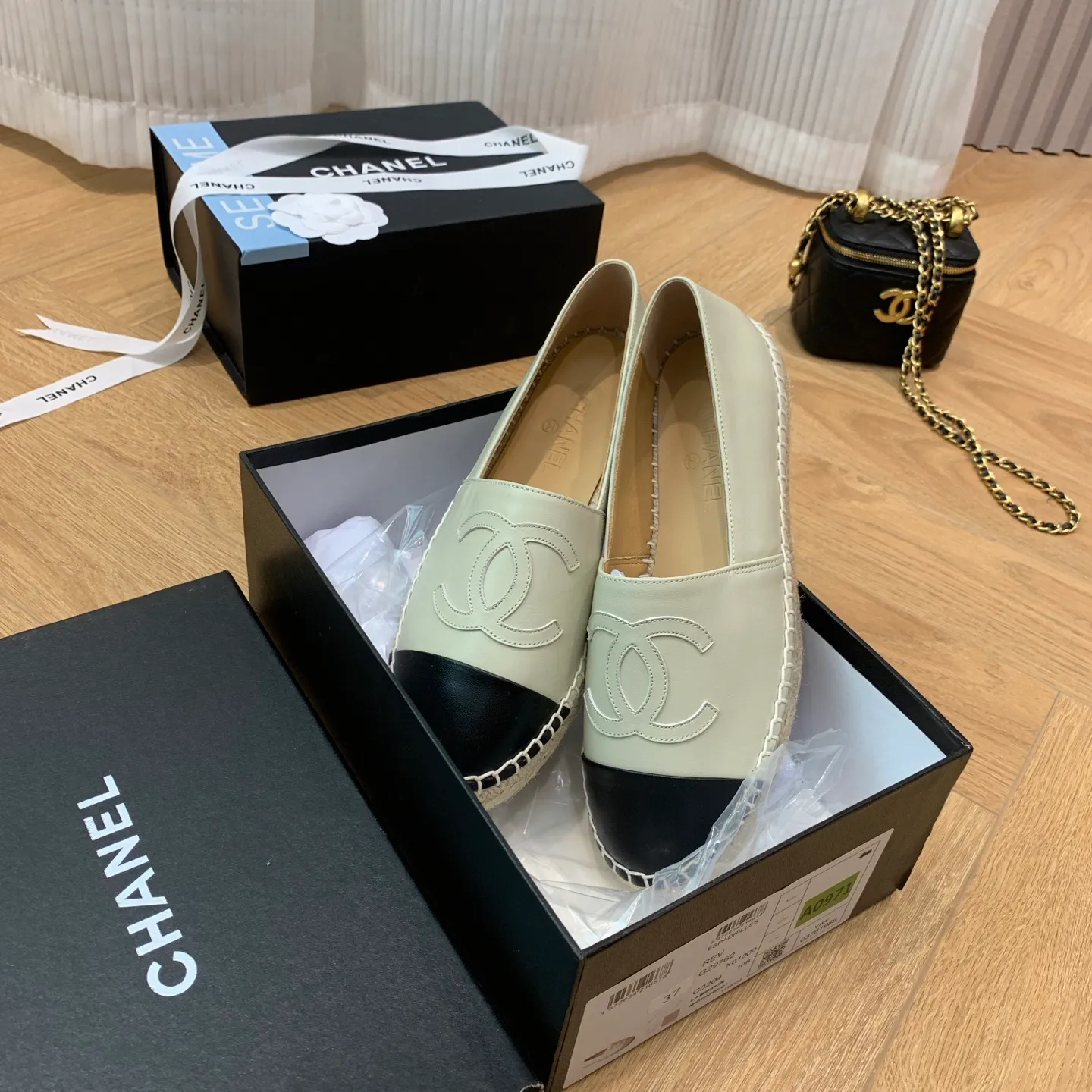 👟👟Ex-factory price 440👟👟 👑New colors are coming ✌️New version of Chanel fisherman shoes is coming❗️Delivered in a full set of top-notch packaging. The quality of my fisherman shoes has not been introduced much, everyone who has had them knows it! The original customized upper, and my outsole is the original translucent outsole, the opaque outsole is the wrong version, full set of authentic packaging ❗️ size: 35-40, running price